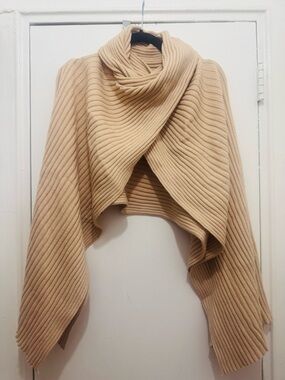 Women cape beige